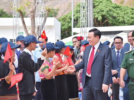 Chủ tịch Quốc hội dự lễ khai giảng, khánh thành Trường THPT Kỳ Sơn