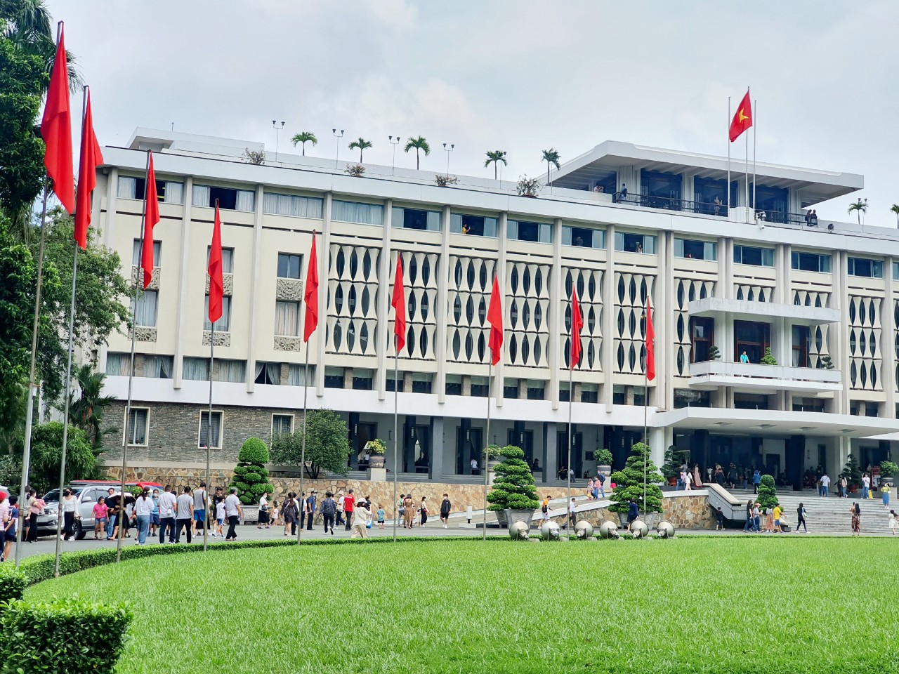 Dịp 2-9: Chật kín khách du lịch đi city tour, điểm vui chơi ở TP HCM - Ảnh 8.