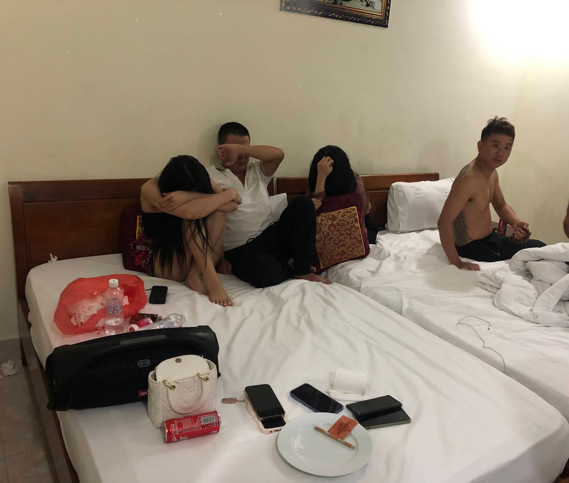 Bắt quả tang 7 nam, nữ làm chuyện mờ ám trong khách sạn lúc nửa đêm