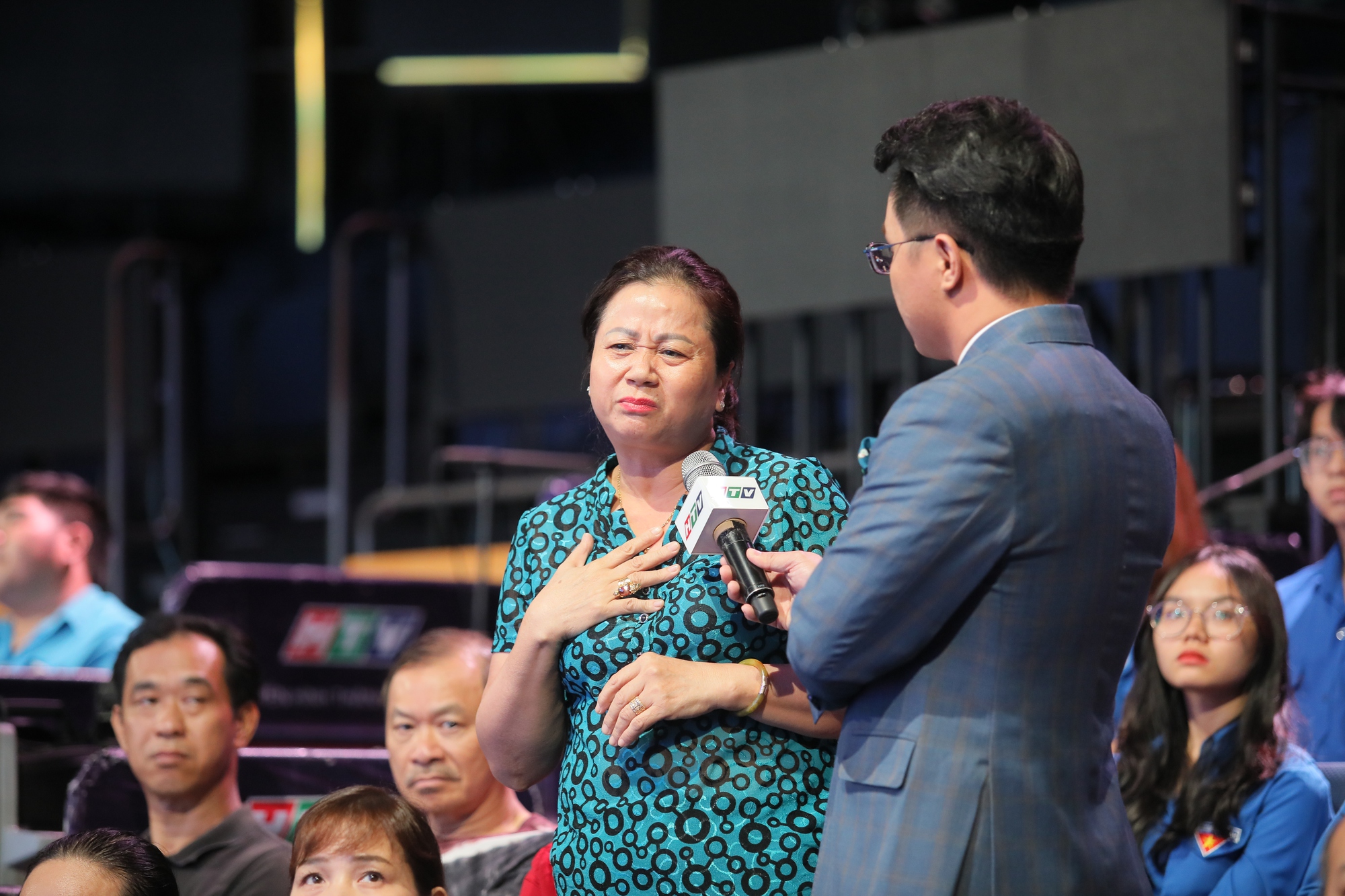Tr&ograve;n một năm ng&agrave;y trở lại nhịp sống b&igrave;nh thường: Cuộc hội ngộ chưa từng c&oacute; tr&ecirc;n s&oacute;ng HTV - Ảnh 4.