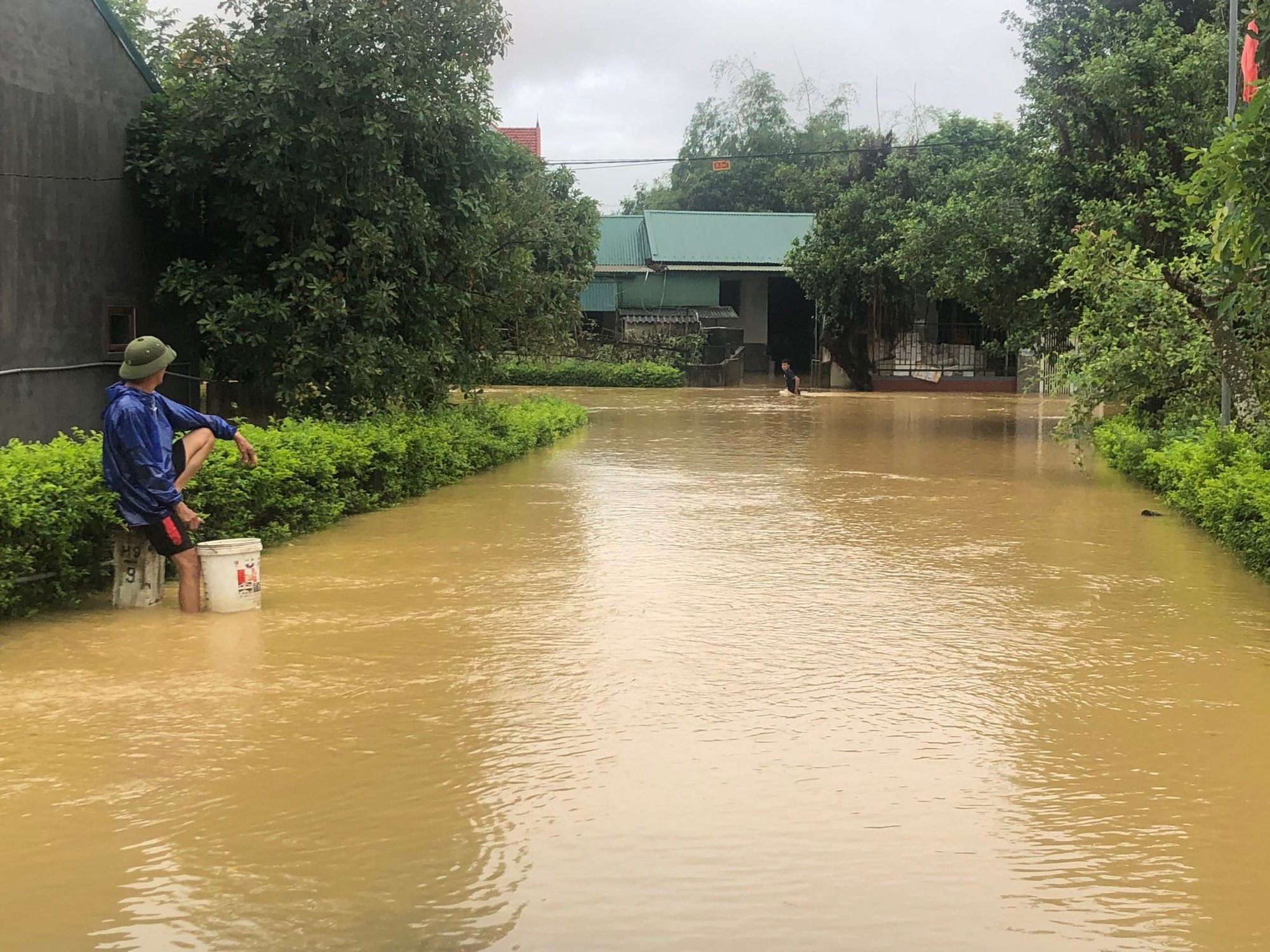 H&agrave; Tĩnh: Mưa lớn g&acirc;y ngập quốc lộ 1, lực lượng chức năng buộc phải cấm đường - Ảnh 9.