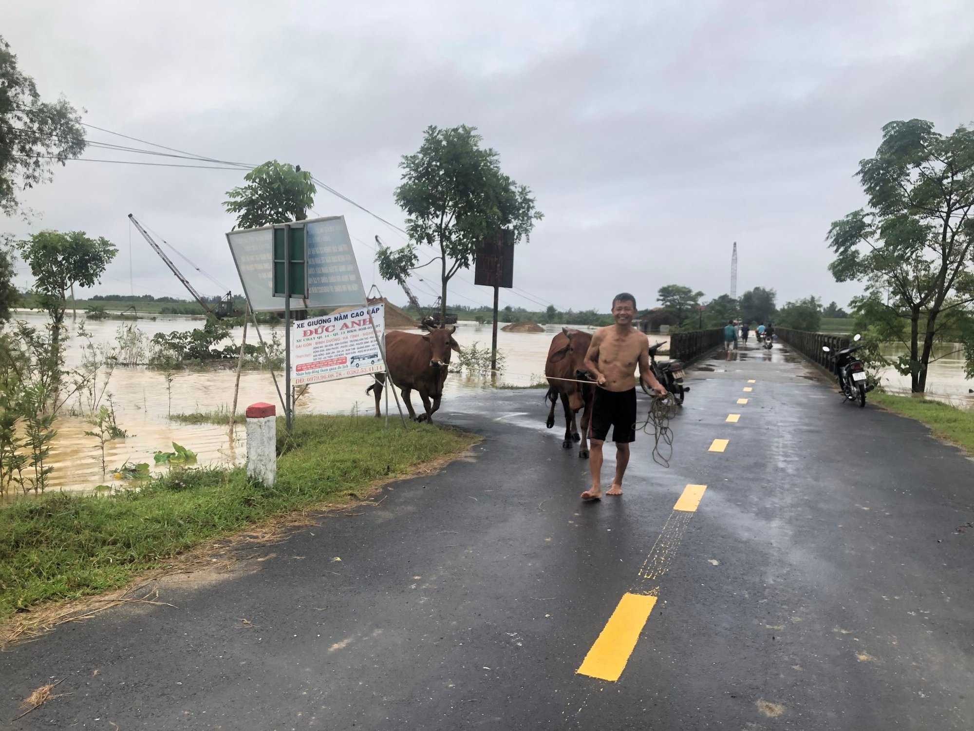 H&agrave; Tĩnh: Mưa lớn g&acirc;y ngập quốc lộ 1, lực lượng chức năng buộc phải cấm đường - Ảnh 7.