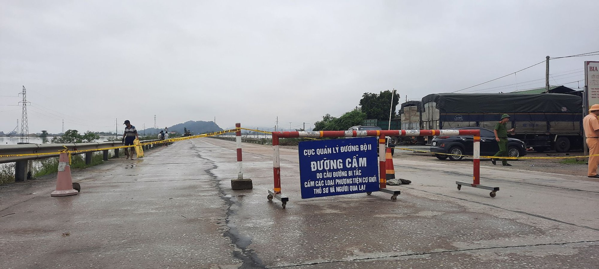 H&agrave; Tĩnh: Mưa lớn g&acirc;y ngập quốc lộ 1, lực lượng chức năng buộc phải cấm đường - Ảnh 1.