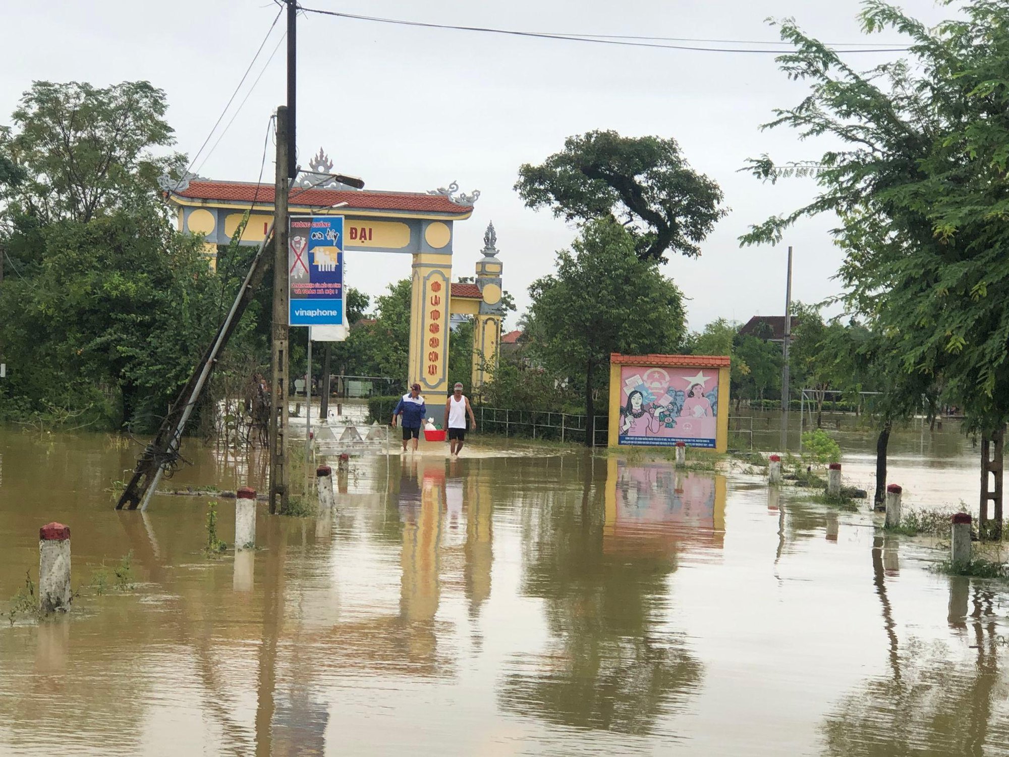 H&agrave; Tĩnh: Mưa lớn g&acirc;y ngập quốc lộ 1, lực lượng chức năng buộc phải cấm đường - Ảnh 8.