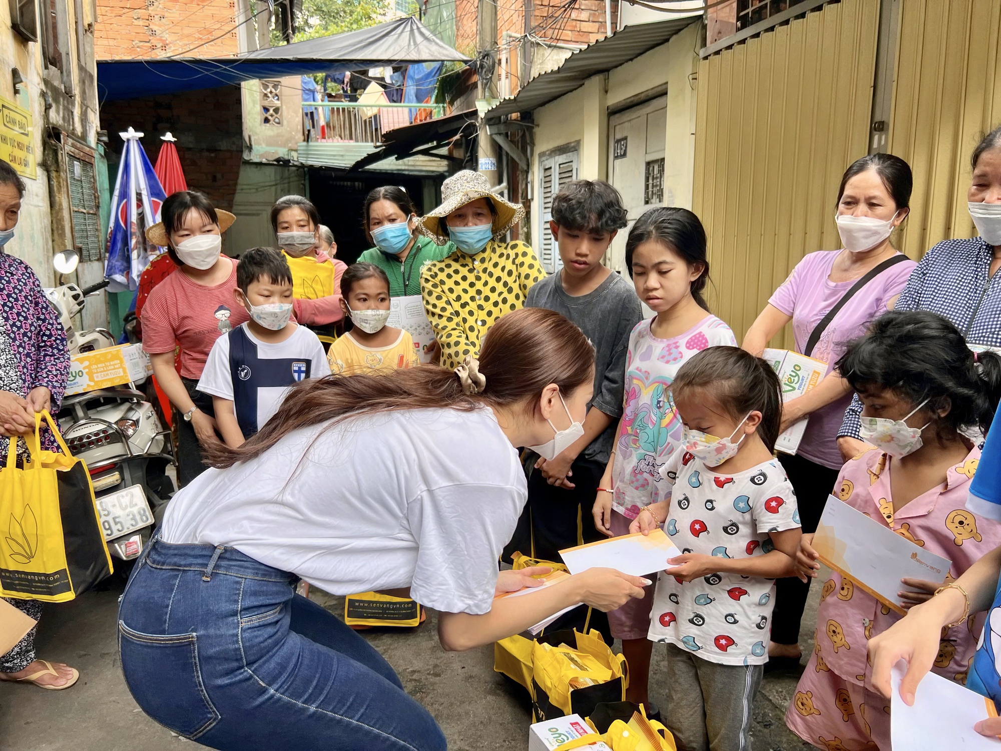 Hoa hậu Mai Phương l&agrave;m điều &yacute; nghĩa trong ng&agrave;y sinh nhật - Ảnh 1.