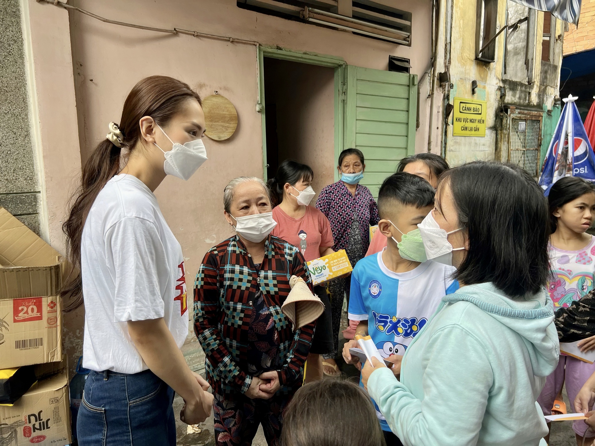 Hoa hậu Mai Phương l&agrave;m điều &yacute; nghĩa trong ng&agrave;y sinh nhật - Ảnh 2.