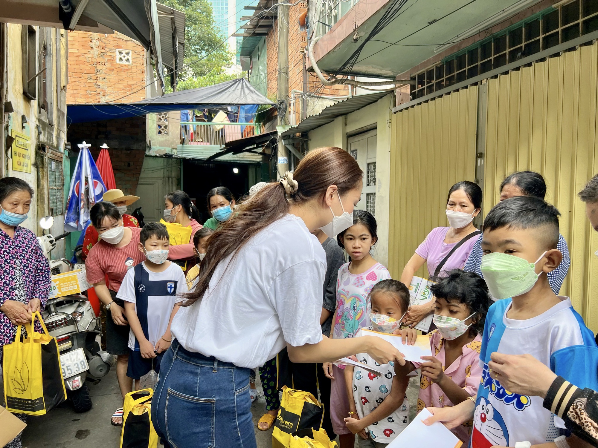 Hoa hậu Mai Phương làm điều ý nghĩa trong ngày sinh nhật