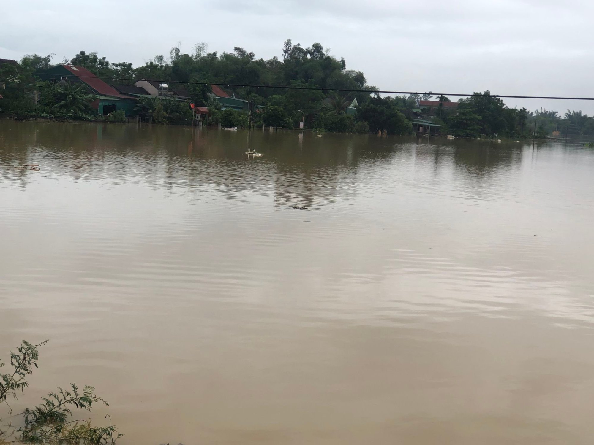 H&agrave; Tĩnh: Mưa lớn g&acirc;y ngập quốc lộ 1, lực lượng chức năng buộc phải cấm đường - Ảnh 6.