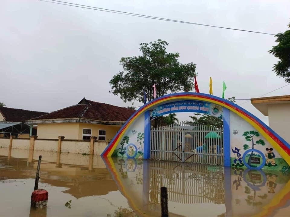 H&agrave; Tĩnh: Mưa lớn g&acirc;y ngập quốc lộ 1, lực lượng chức năng buộc phải cấm đường - Ảnh 10.