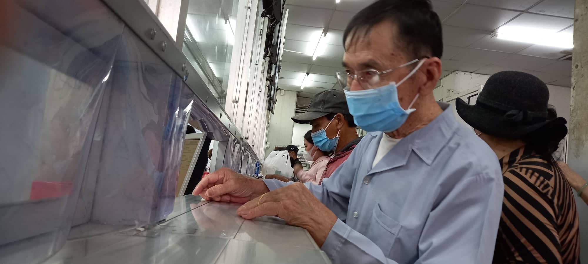 Bệnh viện Chợ Rẫy lo đóng cửa vì "không được dùng máy đặt, máy mượn"