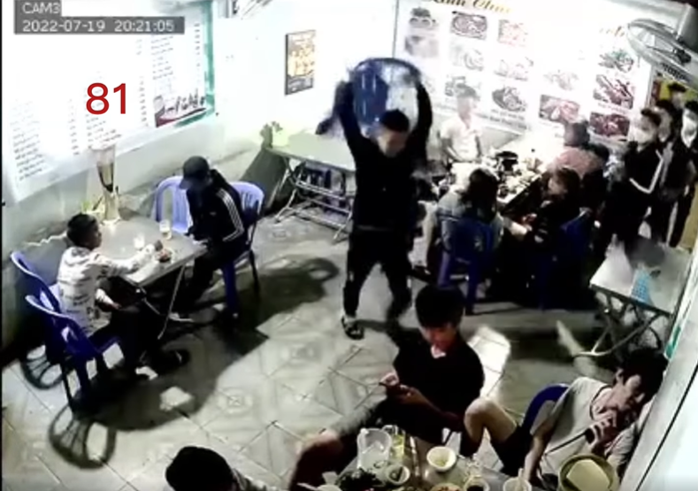 CLIP: Cho rằng bị nh&igrave;n đểu, nh&oacute;m thanh ni&ecirc;n đ&aacute;nh d&atilde; man người đ&agrave;n &ocirc;ng trong qu&aacute;n nhậu - Ảnh 2.
