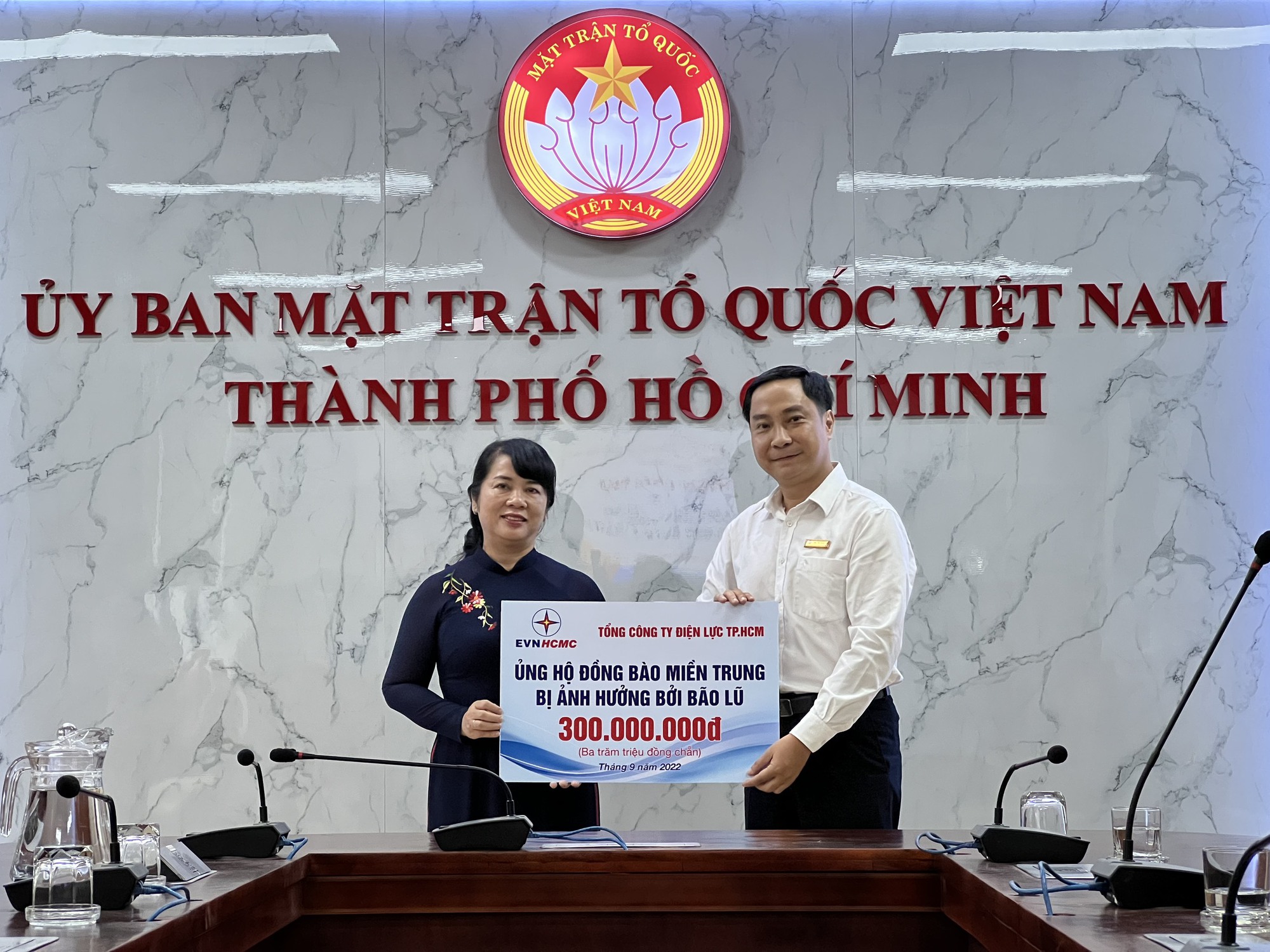 Doanh nghiệp TP HCM hỗ trợ gạo v&agrave; tiền mặt cho đồng b&agrave;o miền Trung - Ảnh 1.