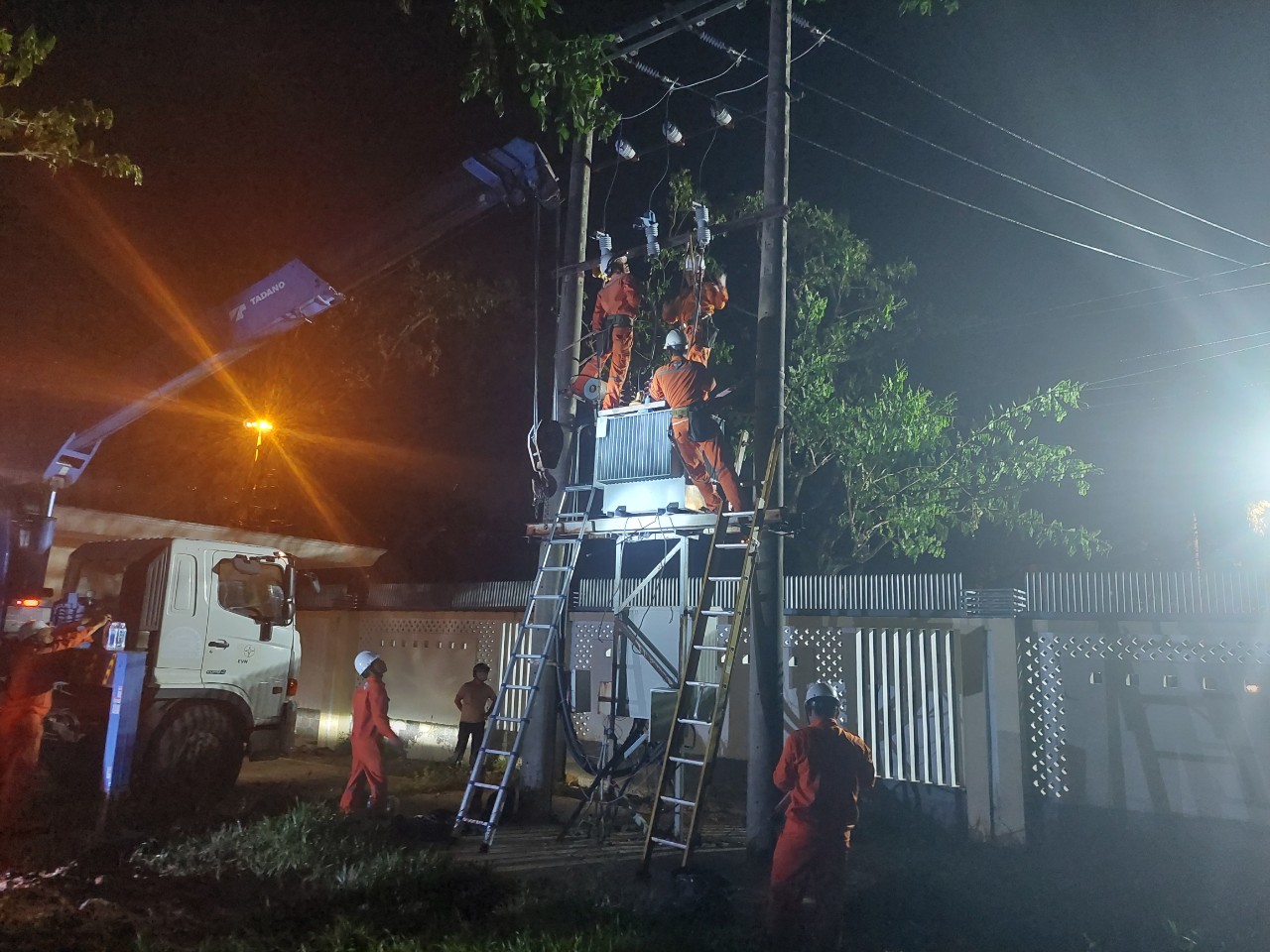 C&ograve;n 38 x&atilde; mất điện, Quảng Nam dự kiến 100% x&atilde; c&oacute; điện trở lại trong ng&agrave;y 30-9 - Ảnh 1.