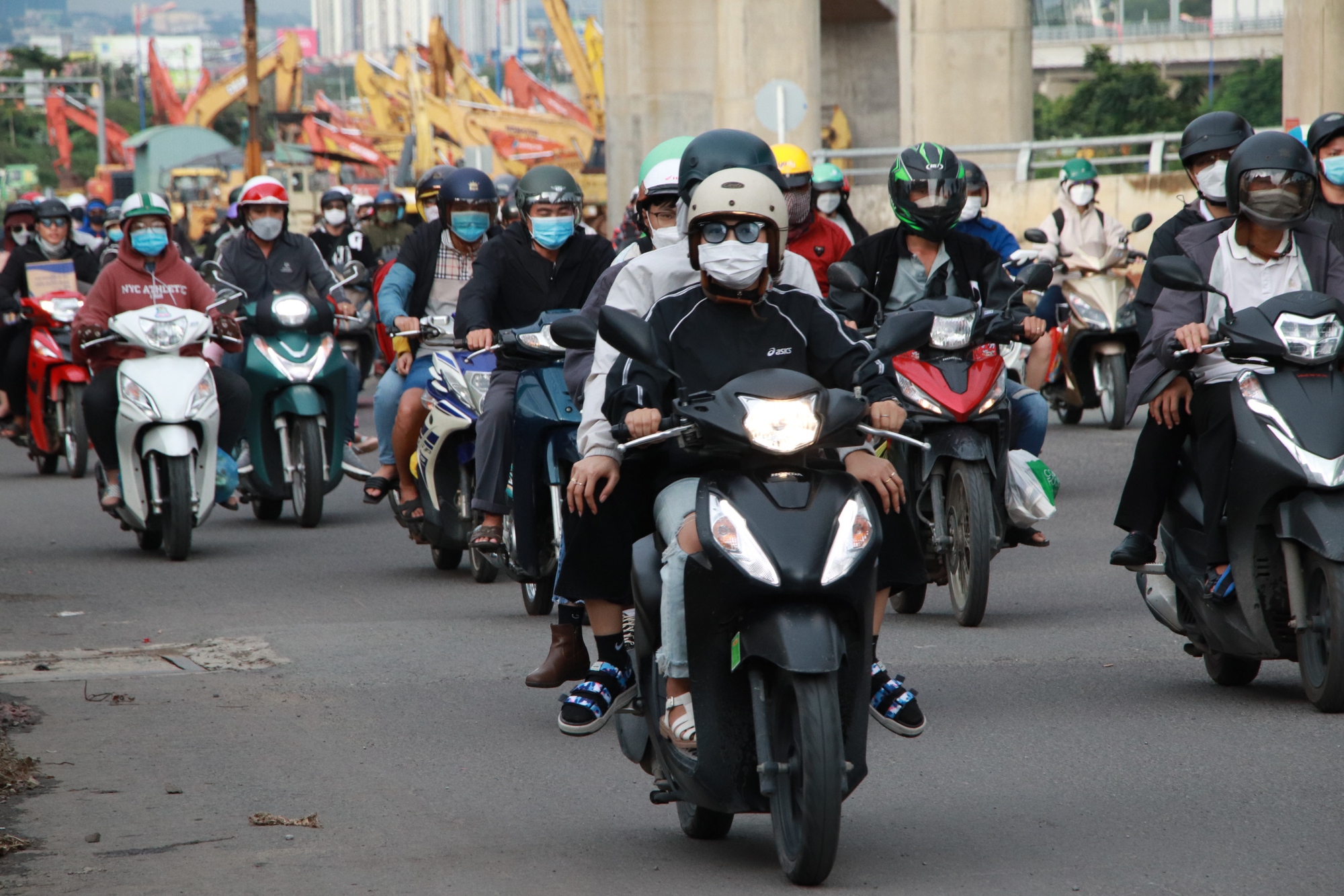 TP HCM: Mưa lớn, người d&acirc;n chật vật quay trở lại th&agrave;nh phố - Ảnh 2.