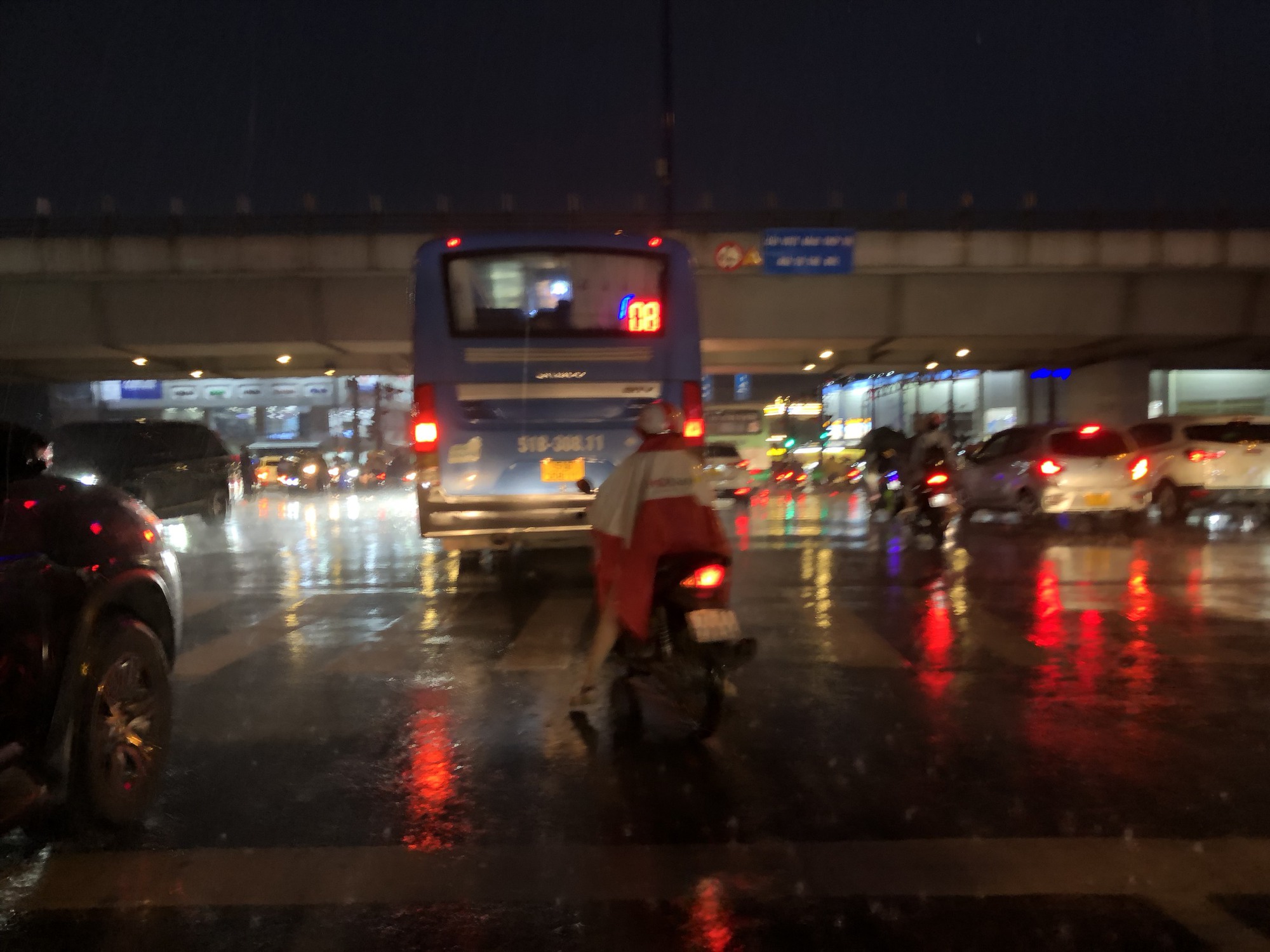 TP HCM: Mưa lớn, người d&acirc;n chật vật quay trở lại th&agrave;nh phố - Ảnh 9.