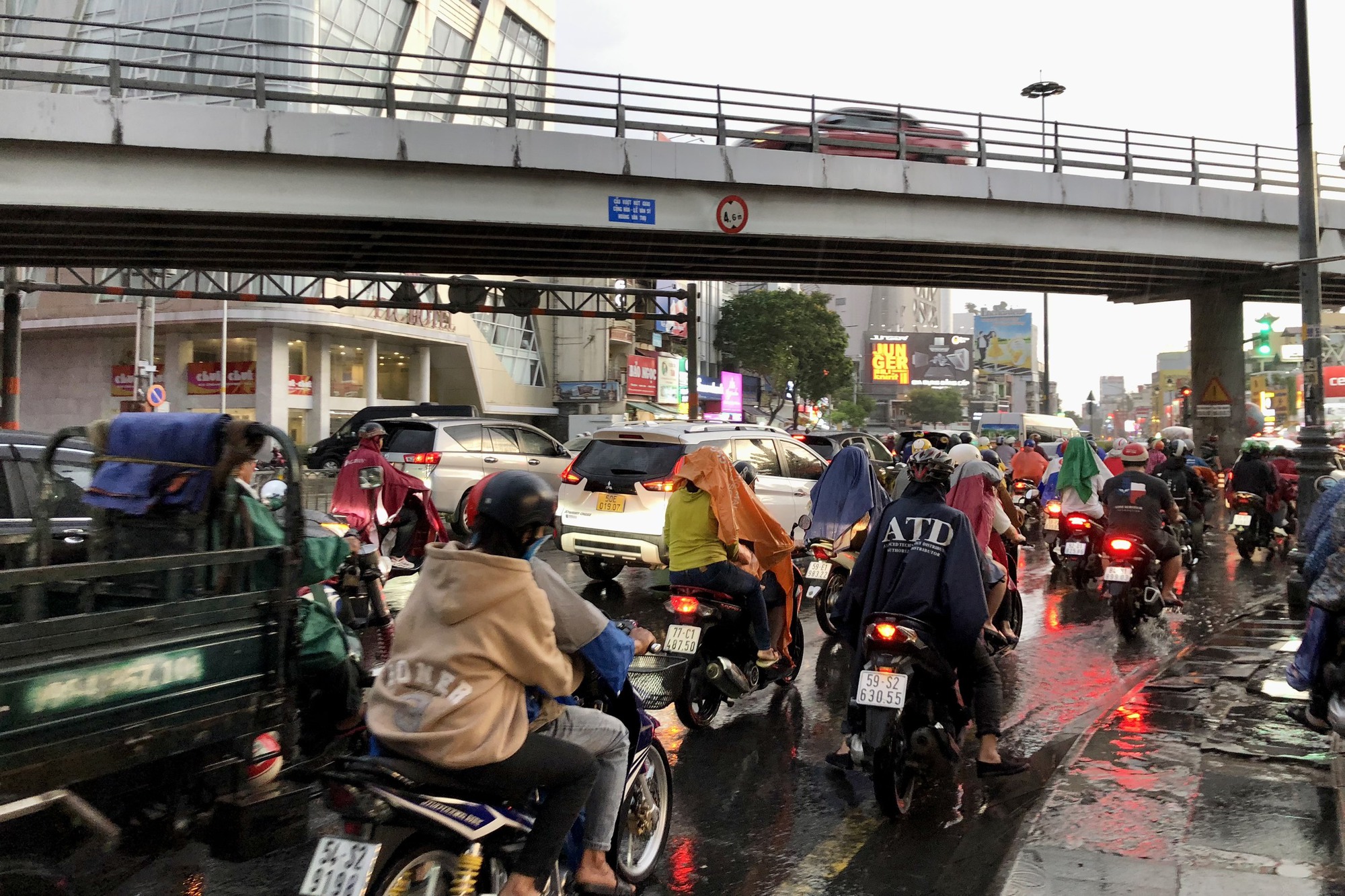 TP HCM: Mưa lớn, người d&acirc;n chật vật quay trở lại th&agrave;nh phố - Ảnh 6.