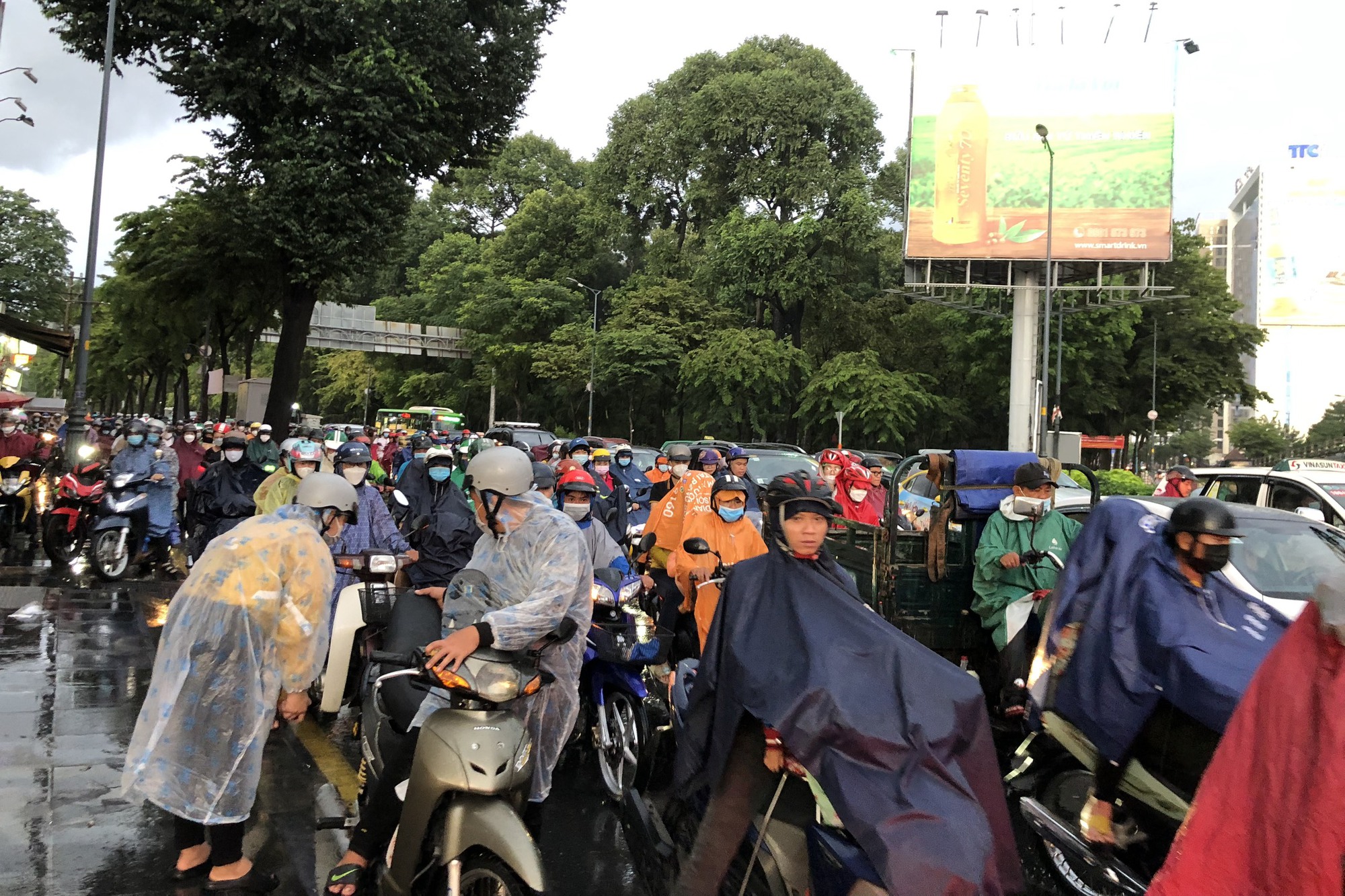 TP HCM: Mưa lớn, người d&acirc;n chật vật quay trở lại th&agrave;nh phố - Ảnh 5.