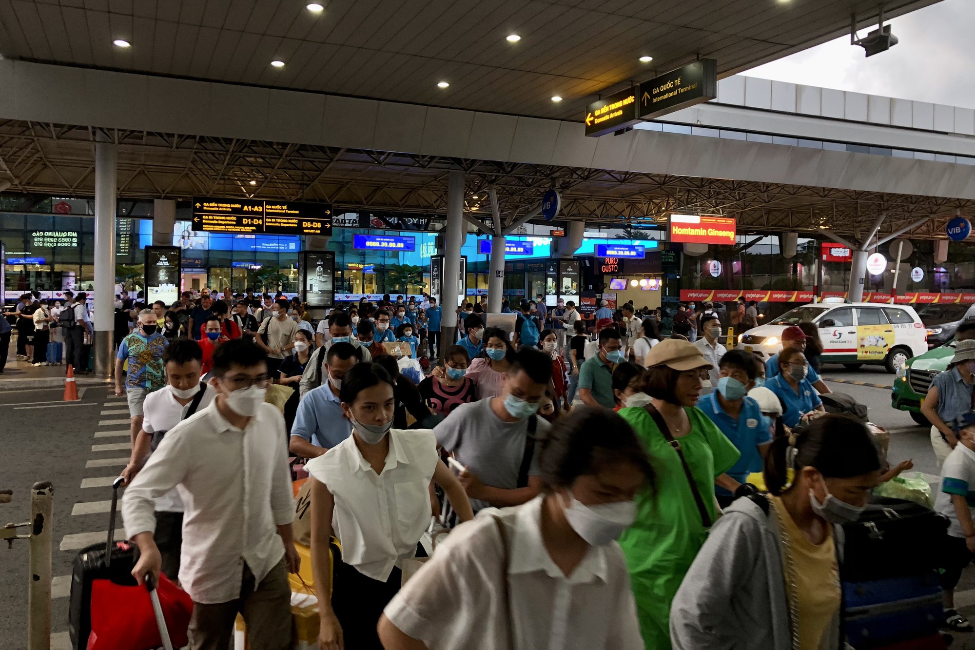 TP HCM: Mưa lớn, người d&acirc;n chật vật quay trở lại th&agrave;nh phố - Ảnh 8.