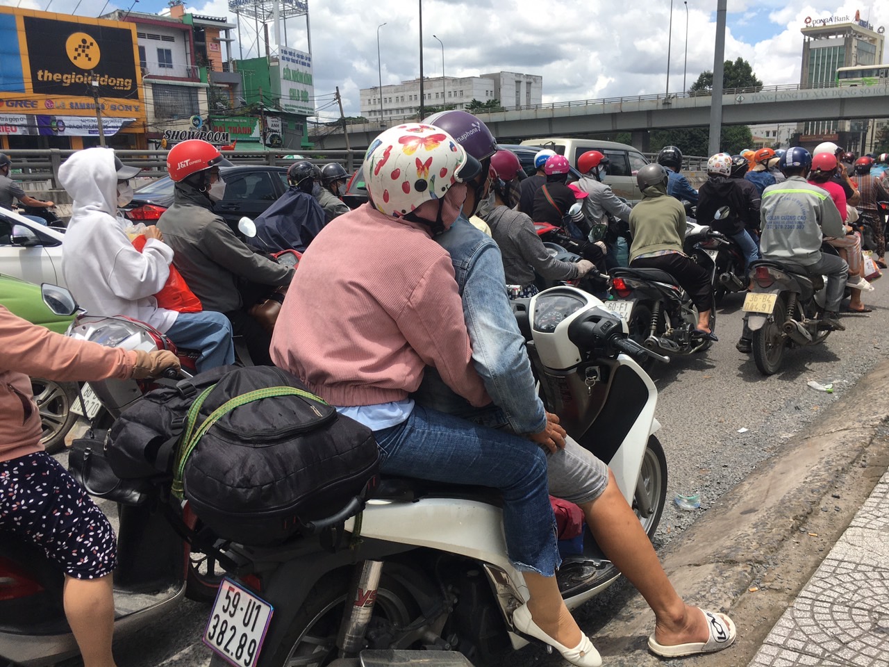 Người d&acirc;n &ugrave;n &ugrave;n trở lại TP HCM, trạm thu ph&iacute; QL 51 Đồng Nai li&ecirc;n tục xả trạm - Ảnh 3.