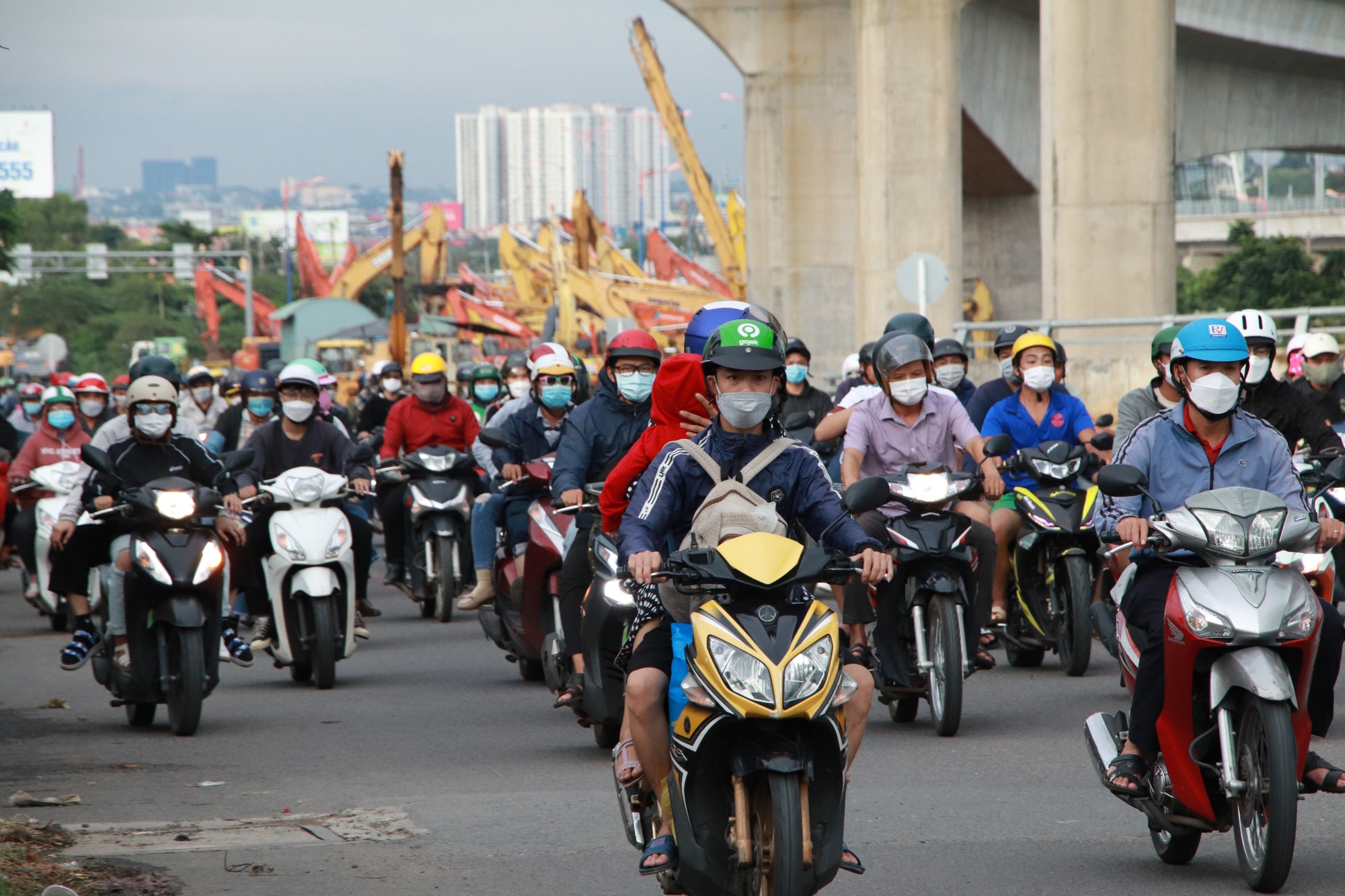 TP HCM: Mưa lớn, người d&acirc;n chật vật quay trở lại th&agrave;nh phố - Ảnh 1.