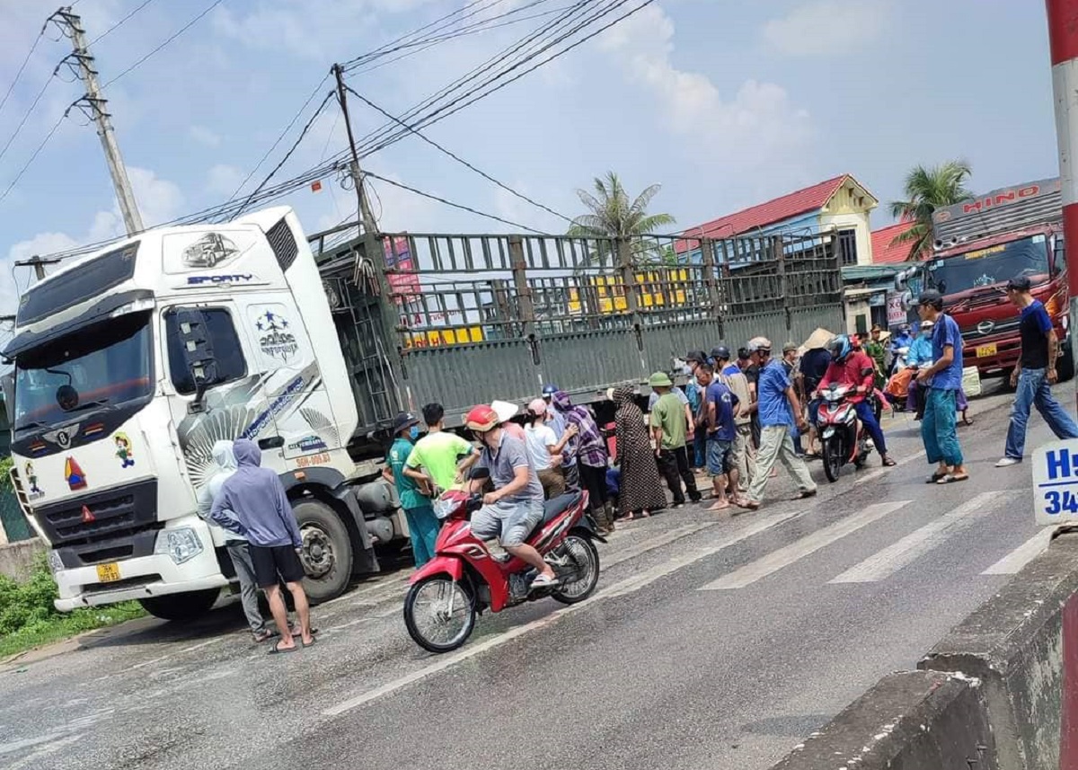 Va chạm ôtô con ngã ra đường, người đàn ông bị xe đầu kéo cán tử vong