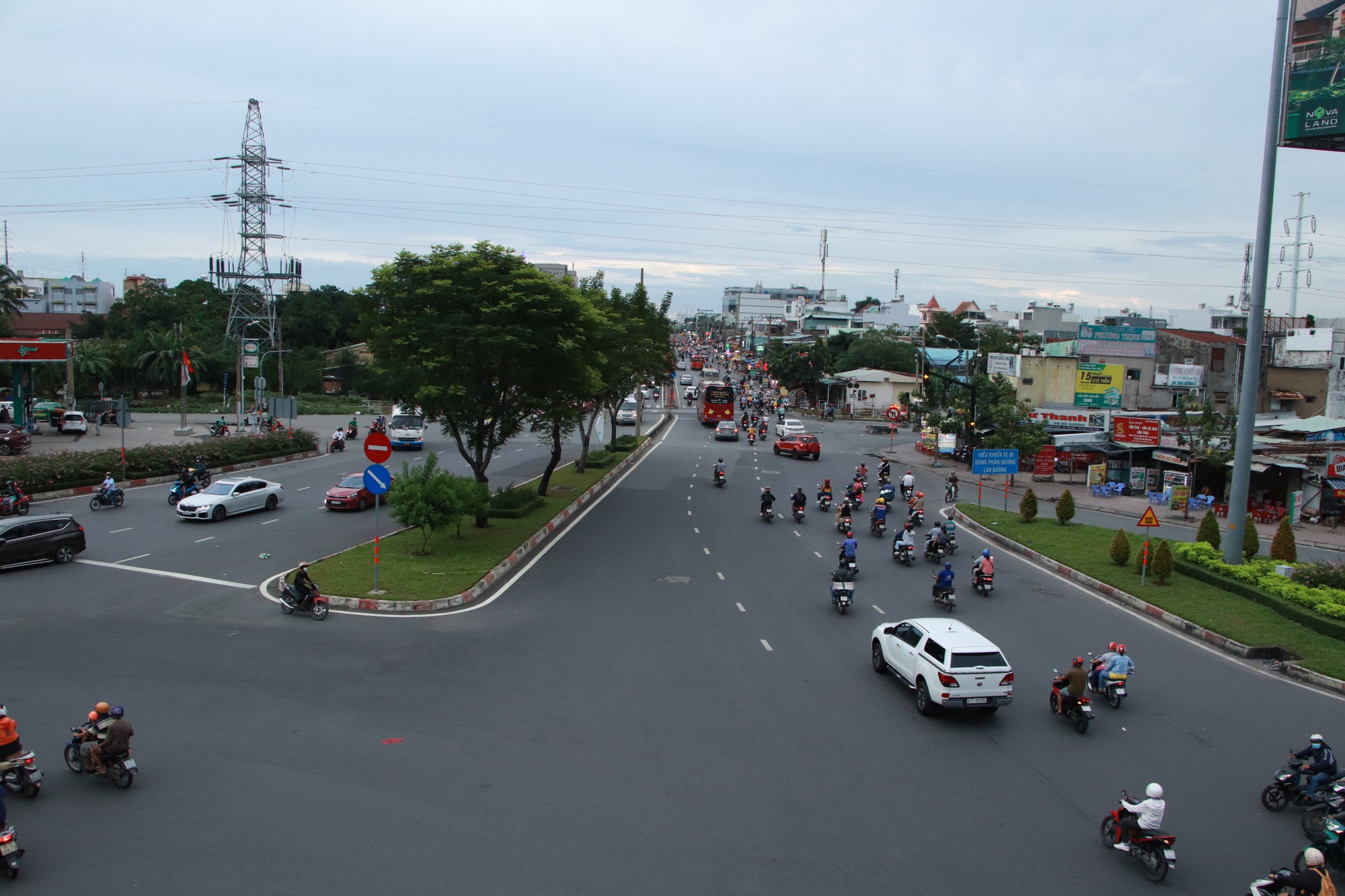 TP HCM: Mưa lớn, người d&acirc;n chật vật quay trở lại th&agrave;nh phố - Ảnh 3.