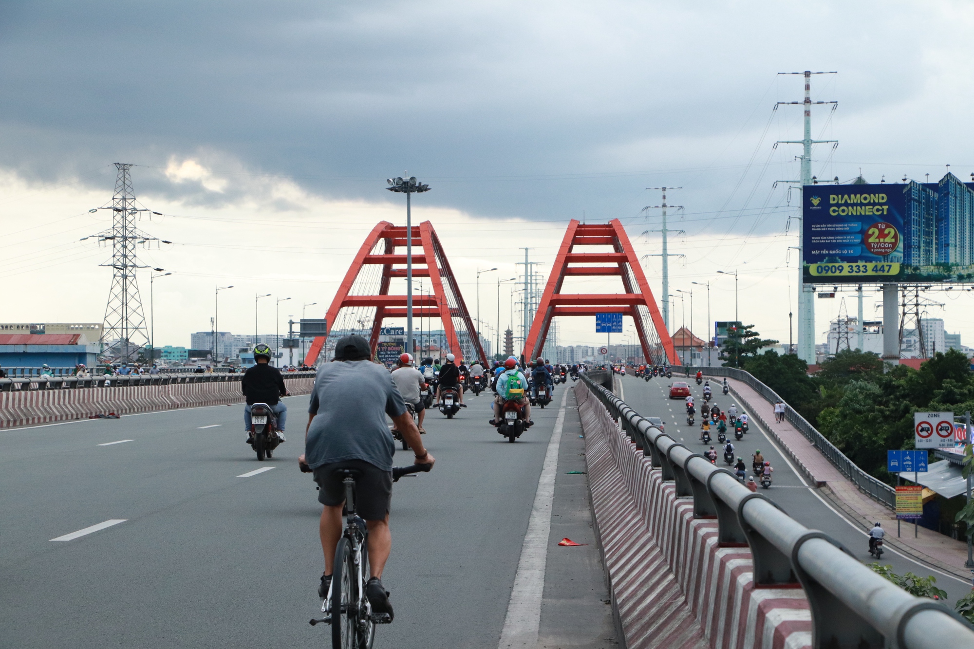 TP HCM: Mưa lớn, người d&acirc;n chật vật quay trở lại th&agrave;nh phố - Ảnh 4.
