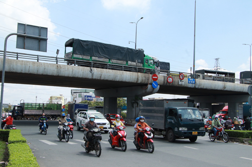 Ôtô văng khỏi cầu vượt: Hiểu để bớt lo