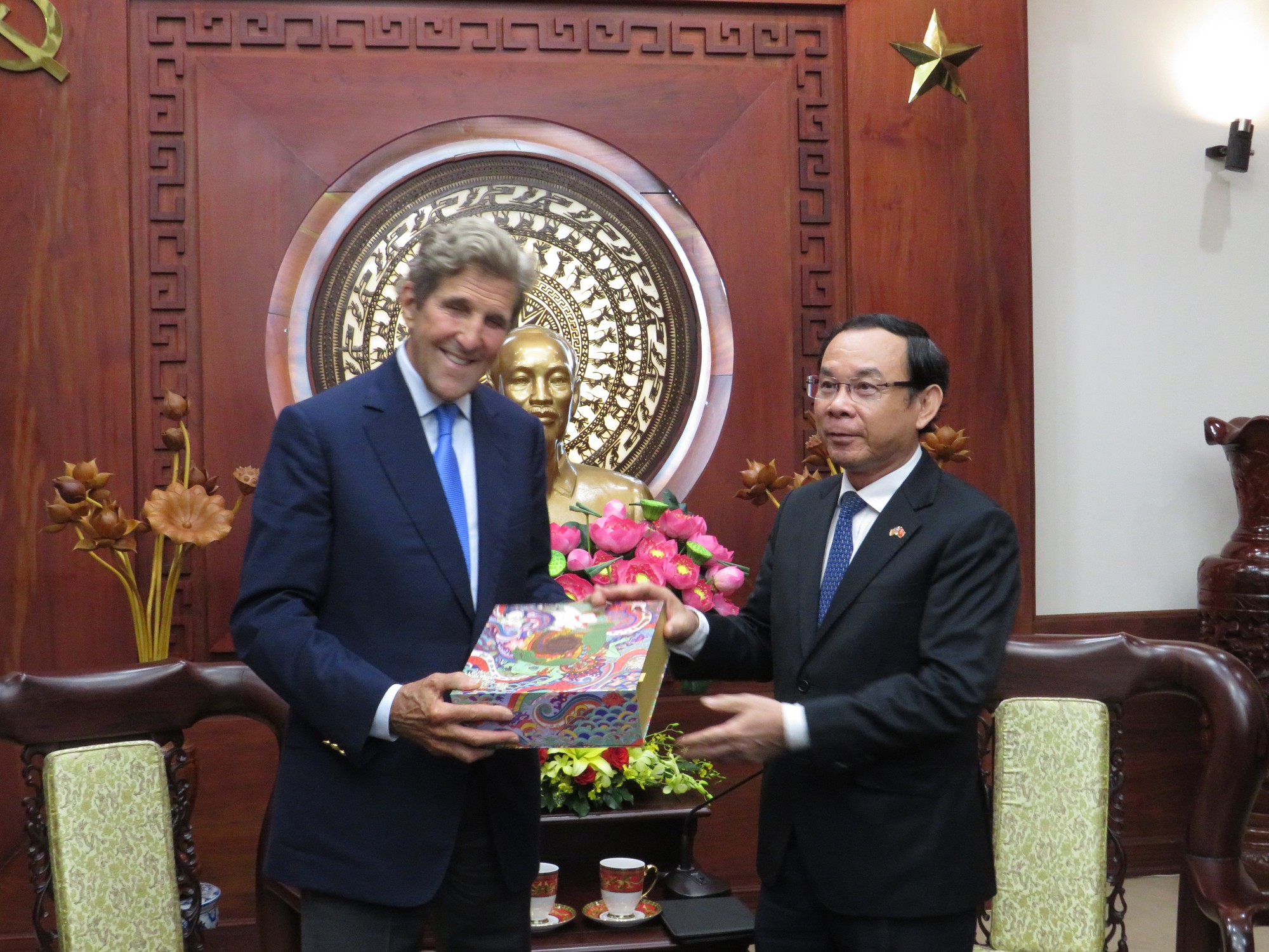 Bí thư Thành ủy TP HCM tiếp Đặc phái viên Tổng thống Mỹ John Kerry - Ảnh 3.
