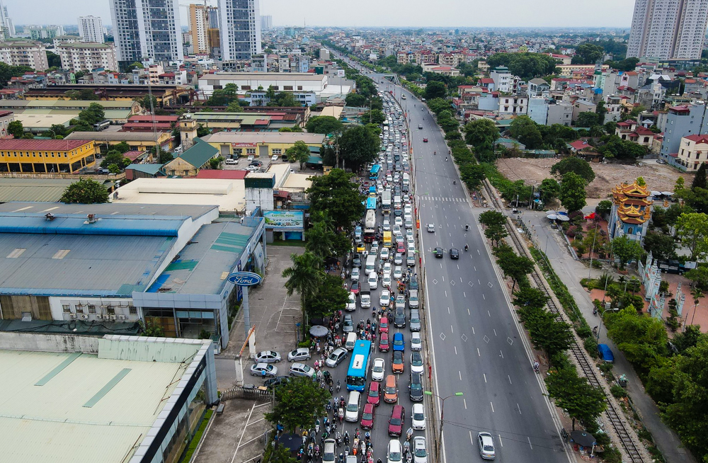 Người dân trở lại Thủ đô, cửa ngõ phía Nam ùn tắc hàng km - Ảnh 4.