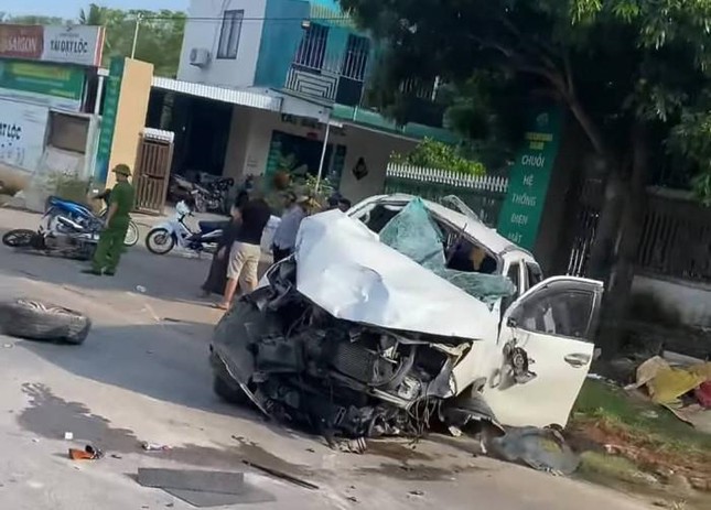 CLIP: Ôtô phóng như tên bắn tông 2 vợ chồng tử vong, 5 người khác bị thương