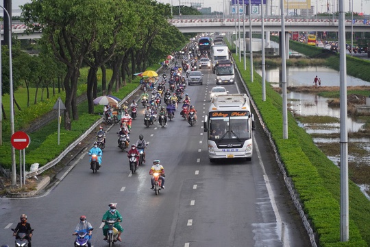 TP HCM: Mưa lớn, người d&acirc;n chật vật quay trở lại th&agrave;nh phố - Ảnh 11.