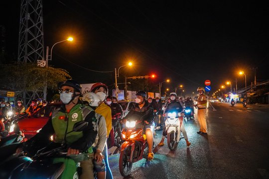 TP HCM: Mưa lớn, người d&acirc;n chật vật quay trở lại th&agrave;nh phố - Ảnh 13.