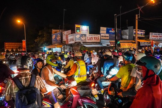 TP HCM: Mưa lớn, người d&acirc;n chật vật quay trở lại th&agrave;nh phố - Ảnh 14.