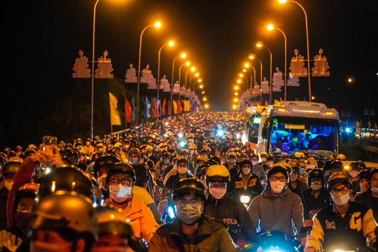 TP HCM: Mưa lớn, người d&acirc;n chật vật quay trở lại th&agrave;nh phố - Ảnh 16.