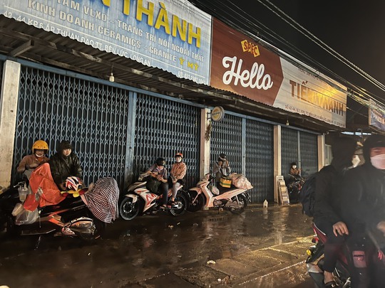 TP HCM: Mưa lớn, người d&acirc;n chật vật quay trở lại th&agrave;nh phố - Ảnh 19.