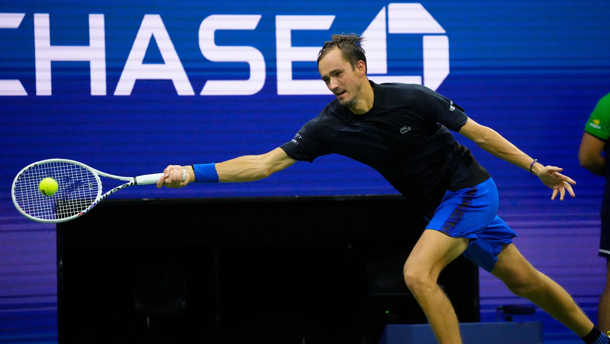 Giải Mỹ mở rộng 2022: Daniil Medvedev bị loại sớm,  mất ng&ocirc;i số 1 thế giới - Ảnh 3.