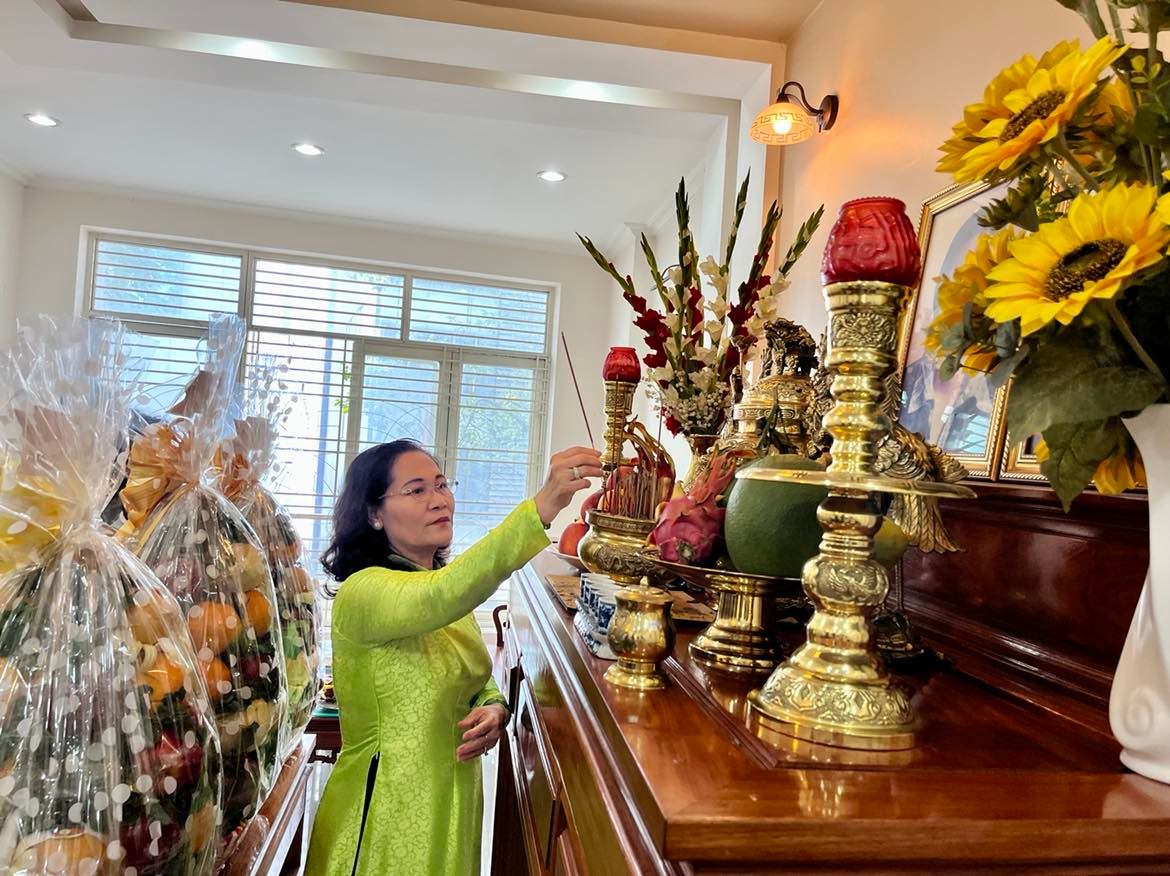 B&iacute; thư Nguyễn Văn N&ecirc;n d&acirc;ng hương cố Tổng B&iacute; thư L&ecirc; Hồng Phong - Ảnh 2.