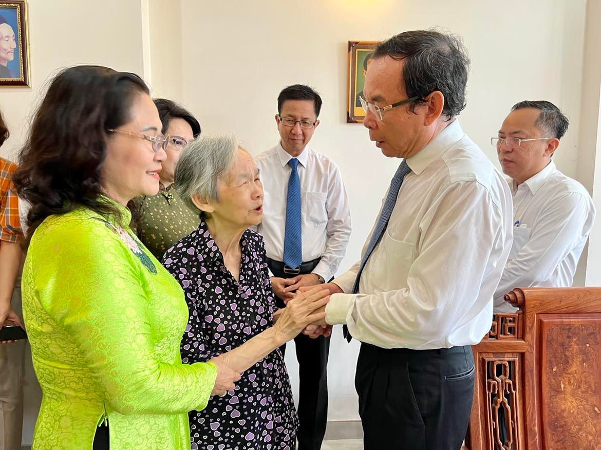 B&iacute; thư Nguyễn Văn N&ecirc;n d&acirc;ng hương cố Tổng B&iacute; thư L&ecirc; Hồng Phong - Ảnh 4.