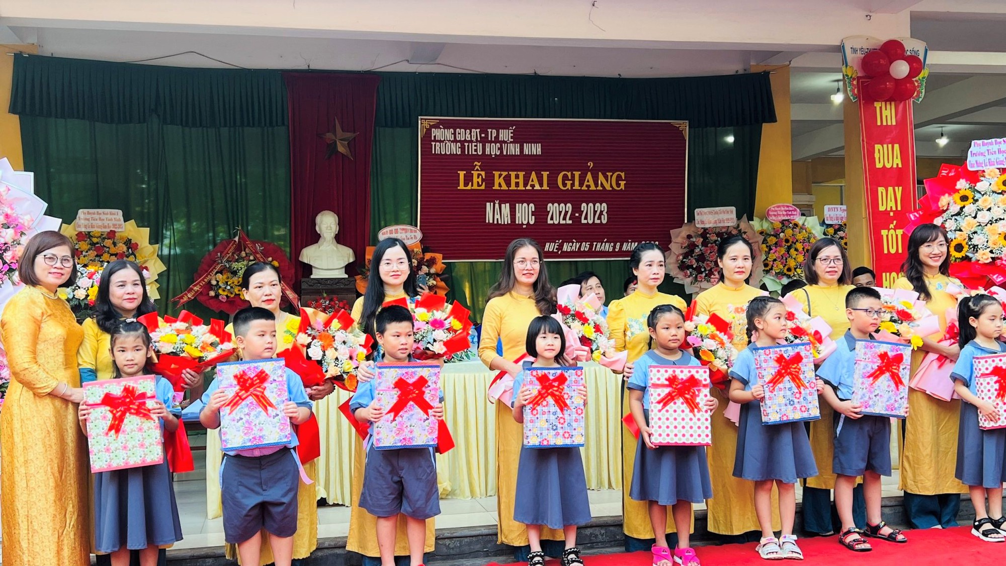 Miền Trung: Xúc động hình ảnh khai giảng đầu năm học mới tại vùng cao - Ảnh 20.