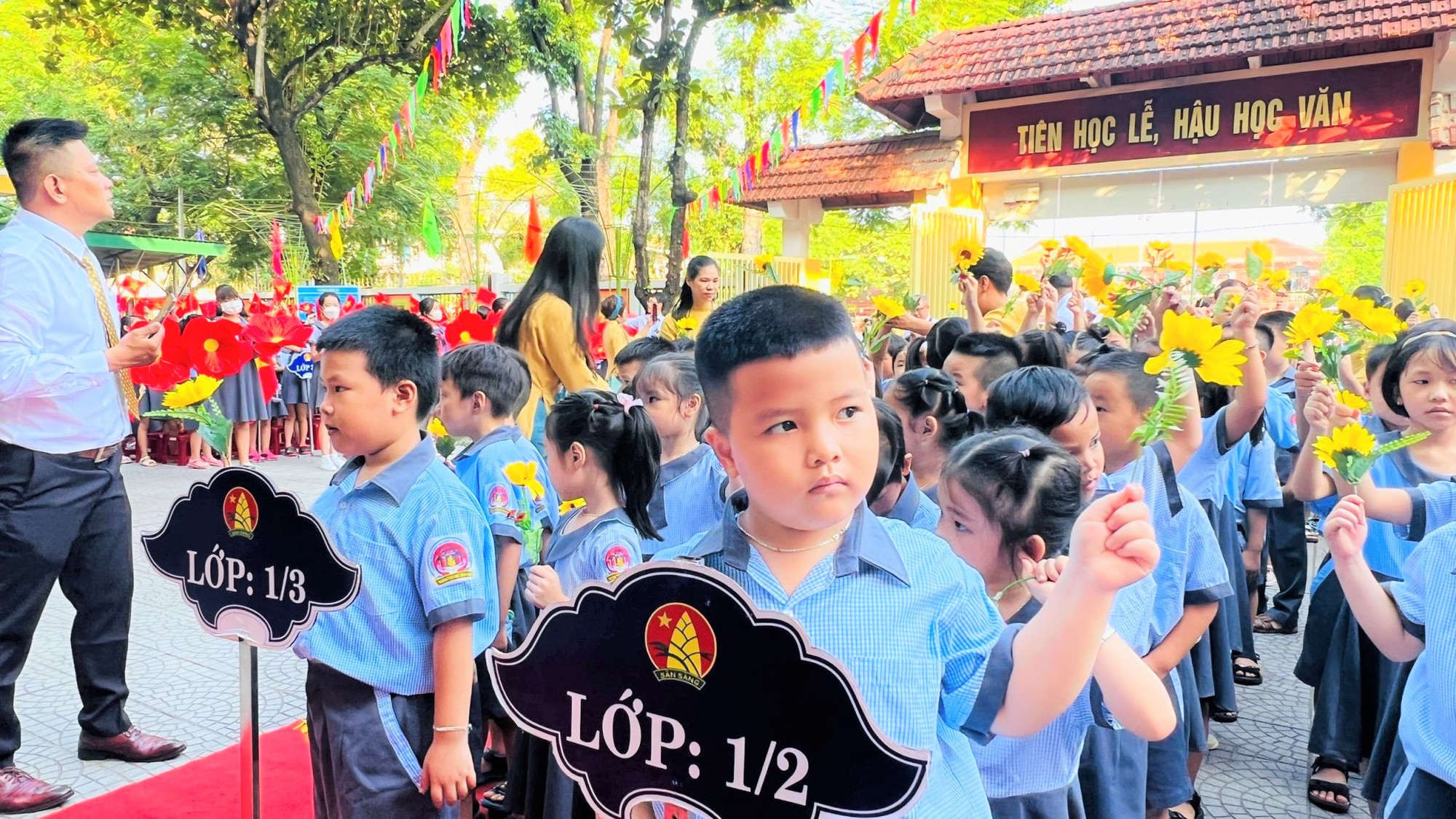 Miền Trung: Xúc động hình ảnh khai giảng đầu năm học mới tại vùng cao - Ảnh 19.