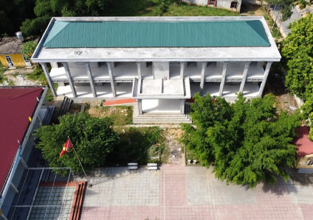 Nữ kế toán bị chồng cũ vác dao "truy sát" ngay cổng trường