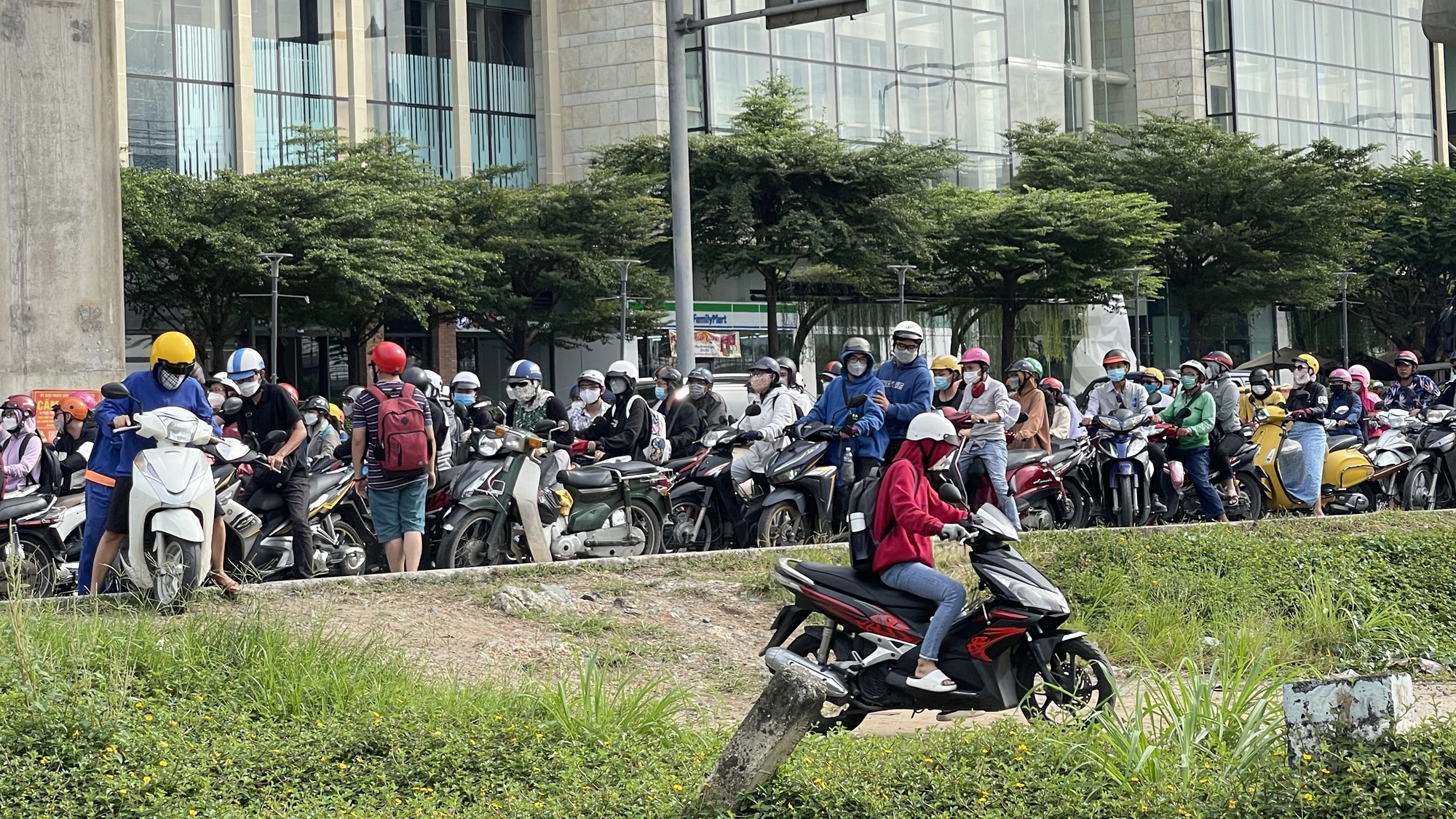 H&igrave;nh ảnh đ&aacute;nh vật tr&ecirc;n Xa lộ H&agrave; Nội s&aacute;ng 5-9 - Ảnh 5.