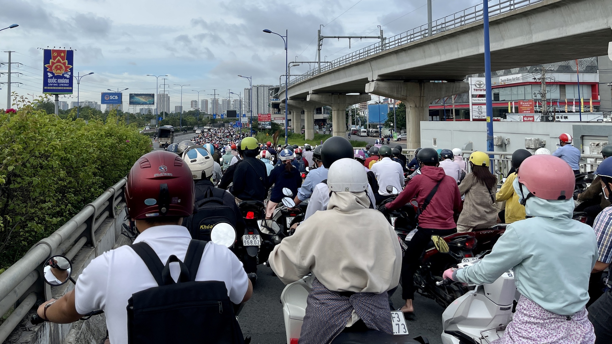 Hình ảnh "đánh vật" trên Xa lộ Hà Nội sáng 5-9