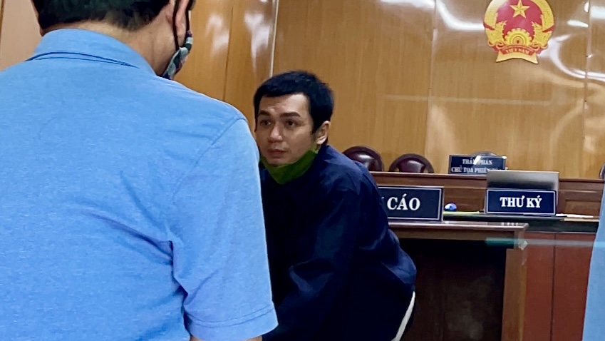 Thanh niên bơm chất kích thích vào bóng cười rồi rủ 3 thiếu nữ cùng ở lại qua đêm