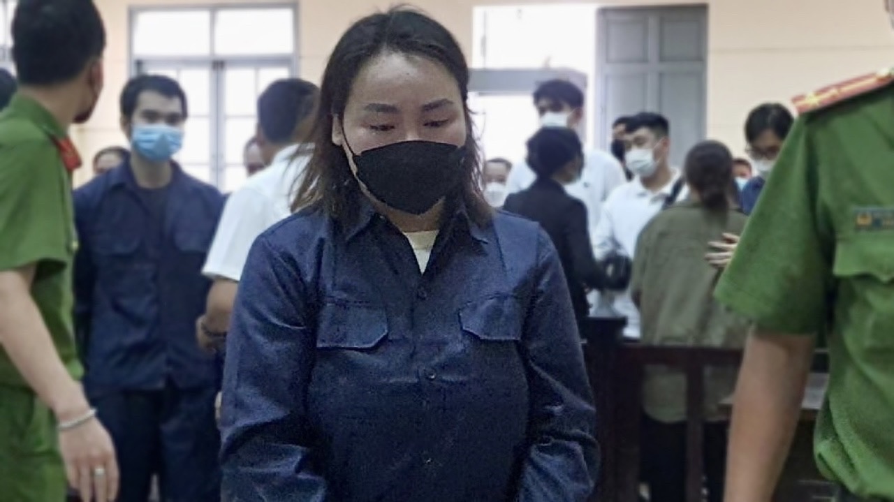 TP HCM: C&ugrave;ng bạn trai v&agrave;o t&ugrave; v&igrave; phẫu thuật thẩm mỹ chui  - Ảnh 1.