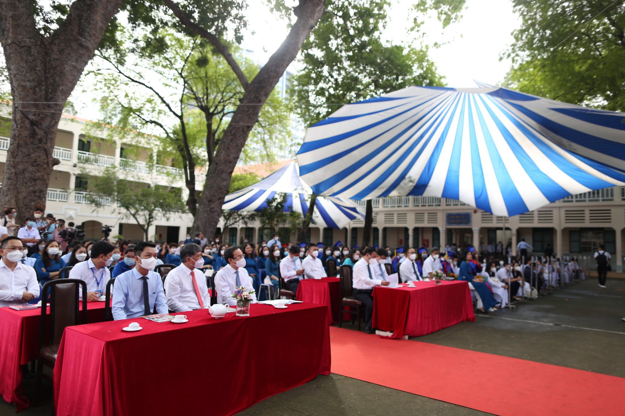 B&iacute; thư Th&agrave;nh uỷ TP HCM đ&aacute;nh trống khai giảng năm học mới - Ảnh 2.