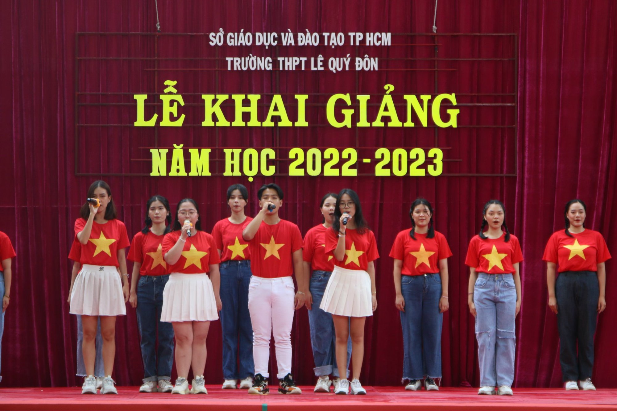 B&iacute; thư Th&agrave;nh uỷ TP HCM đ&aacute;nh trống khai giảng năm học mới - Ảnh 1.