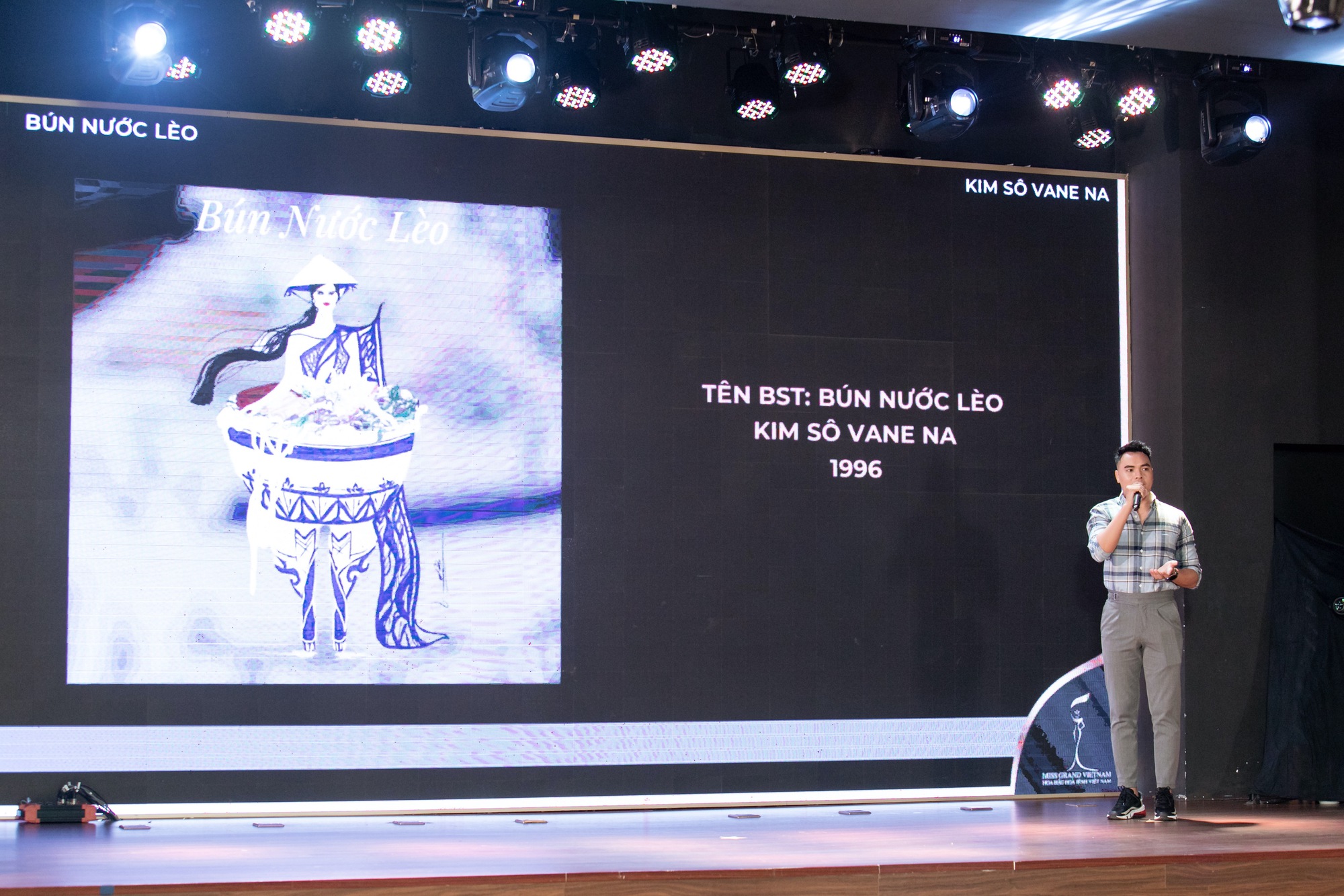 Cho&aacute;ng với những bộ trang phục lạ tại cuộc thi Hoa hậu H&ograve;a b&igrave;nh Việt Nam 2022 - Ảnh 10.