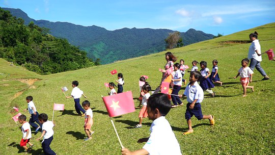 Miền Trung: Xúc động hình ảnh khai giảng đầu năm học mới tại vùng cao - Ảnh 2.